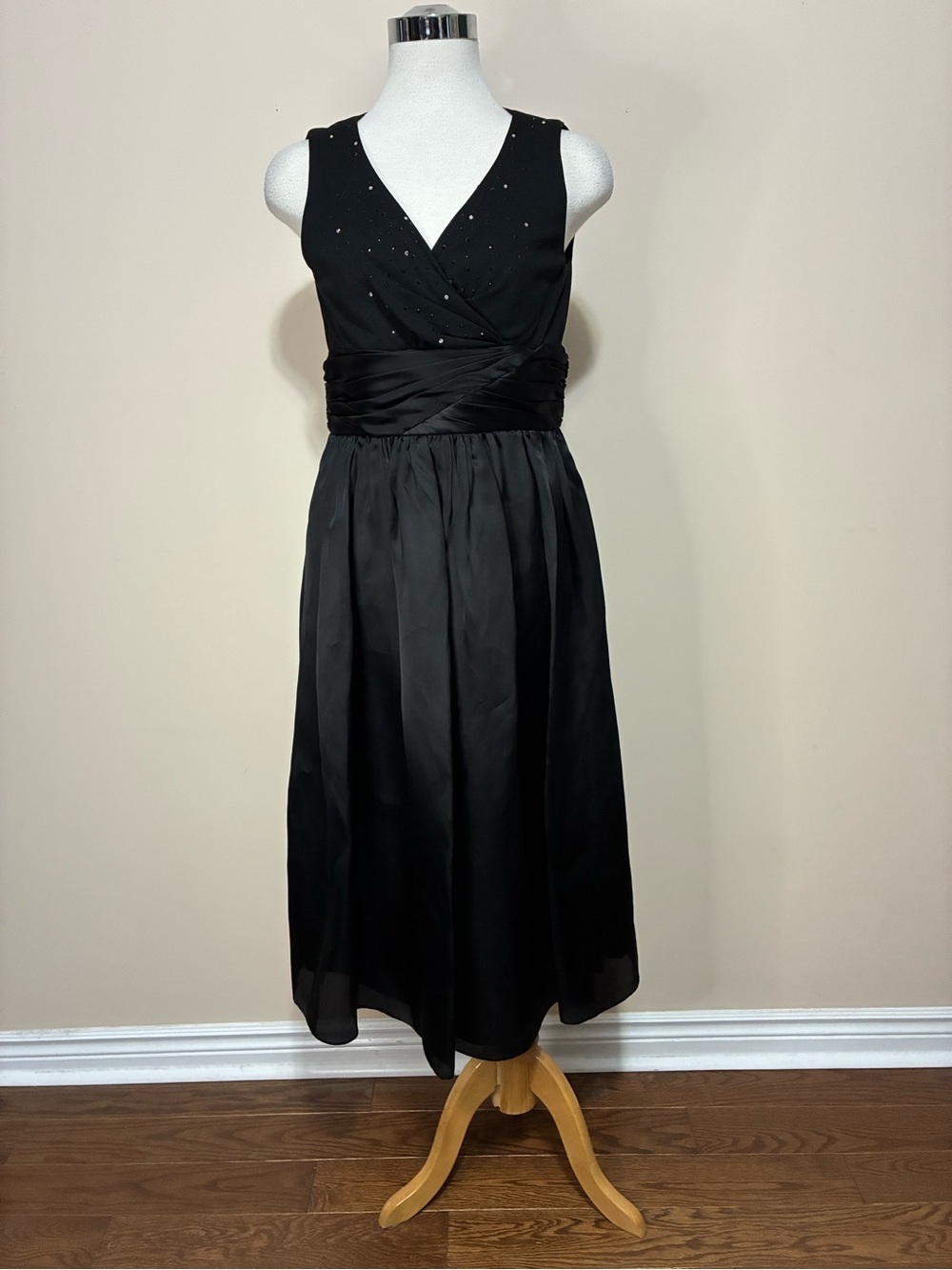 Badgely Mischka Black V-Neck Sleeveless Midi Dress